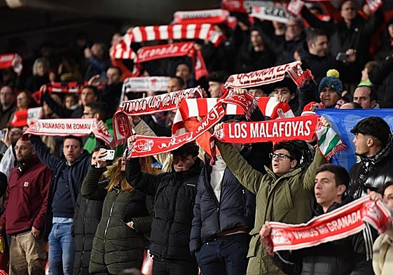 Las bufandas rojiblancas, un clásico en Los Cármenes.