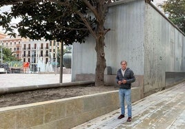 El concejal Antonio Losa, en el acceso actual al parking de la Constitución.