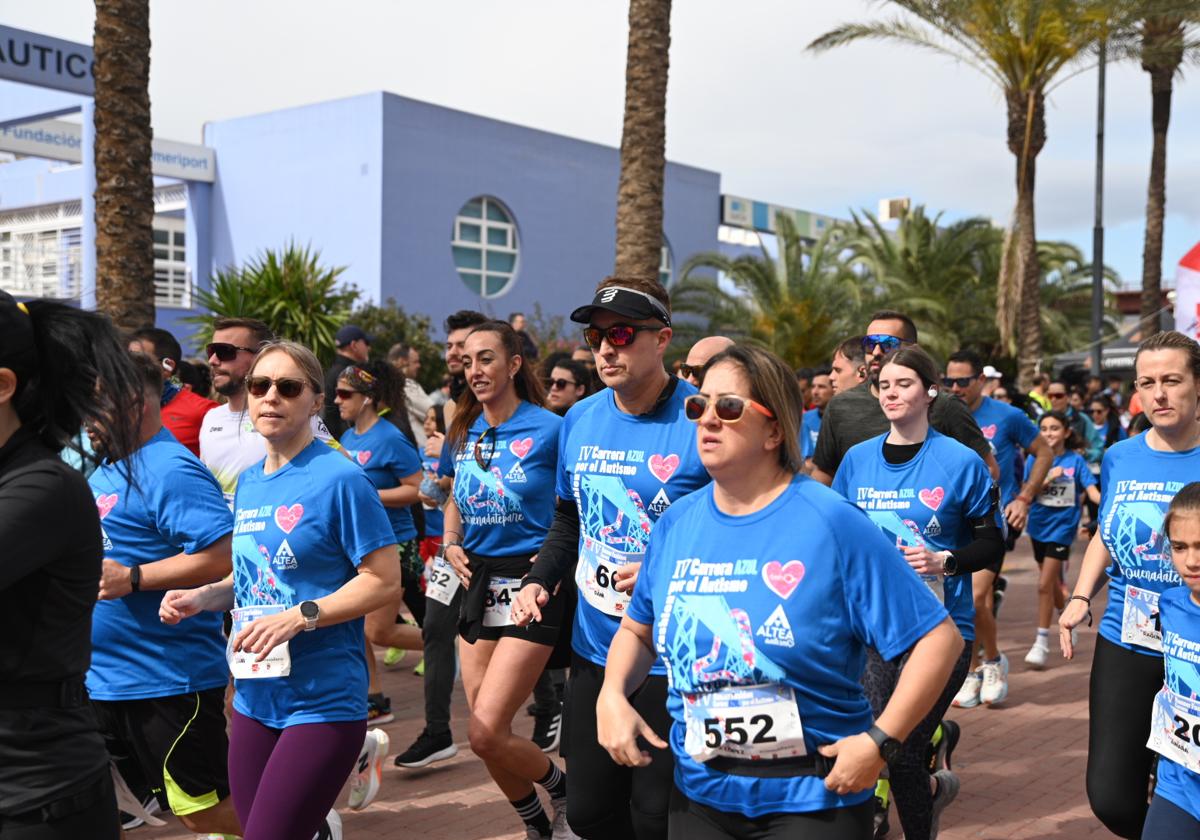 Una marea azul de 2.000 almerienses corre por el autismo