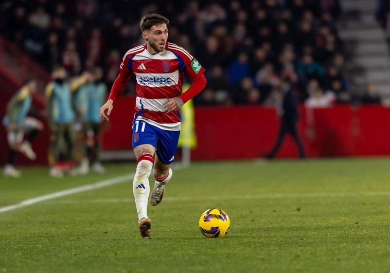 Tsitaishvili, titular como lateral zurdo en la goleada de Georgia