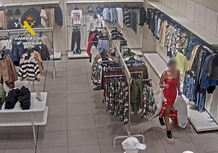 Detenidos varios ladrones reincidentes robando ropa en un famoso centro comercial de Granada