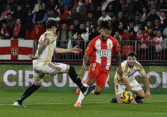 Luis Suárez busca el gol ante el Mirandés, el mejor equipo que pasó por el UDA Staium.