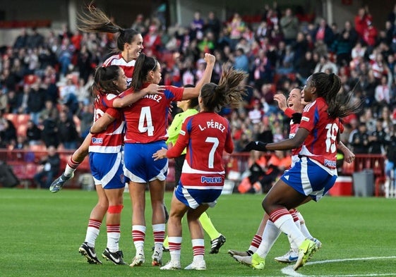 Las jugadoras del Granada celebran un gol en Los Cármenes esta temporada.