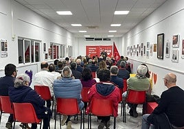 Imagen del encuentro de José María Martín con la Agrupación Local de Almería.