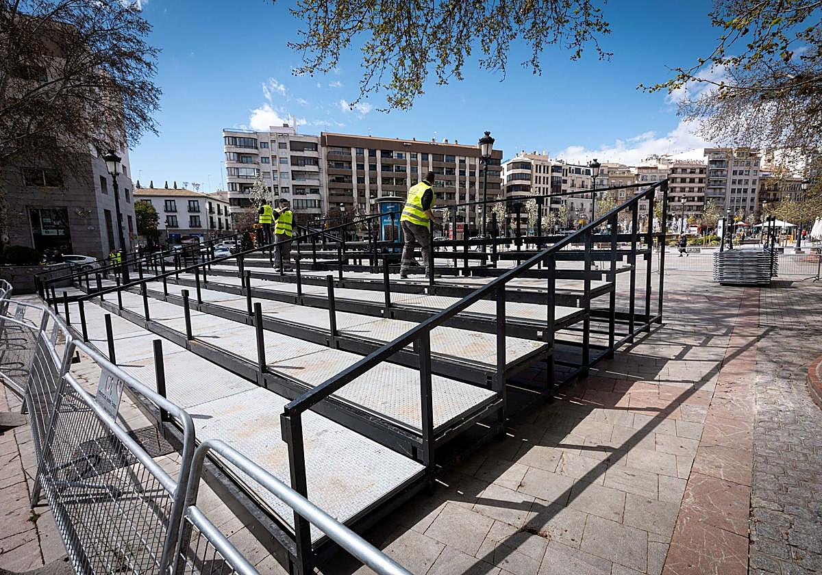 Instalación de los palcos de Semana Santa en Puerta Real.