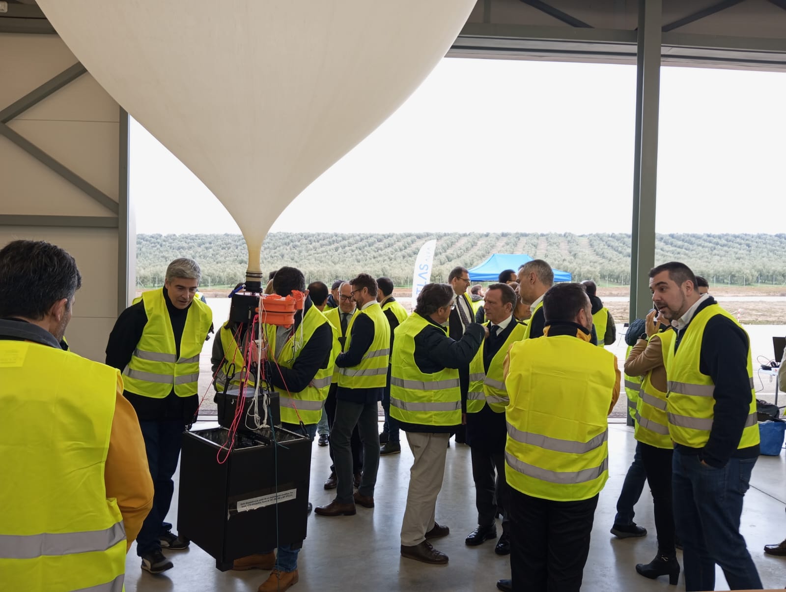 Trabajos previos al lanzamiento de los globos.