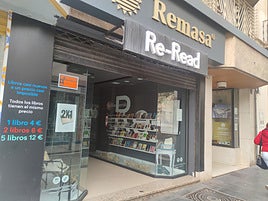 La librería, que se sitúa en la Plaza de San Pedro, luce el cartel de «se traspasa»