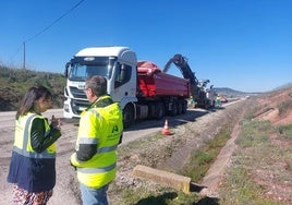 Miguel Contreras en la visita a las obras de la A-301.