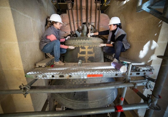 Trabajos de restauración de la María, la campana más grande de la Catedral de Granada, que supera los 6.000 kilogramos de peso.