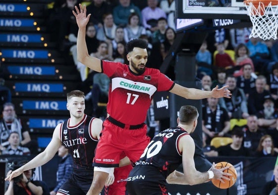 Amine Noua, jugador del Covirán Granada, trata de impedir el lanzamiento de Zoran Dragic, del Surne Bilbao.