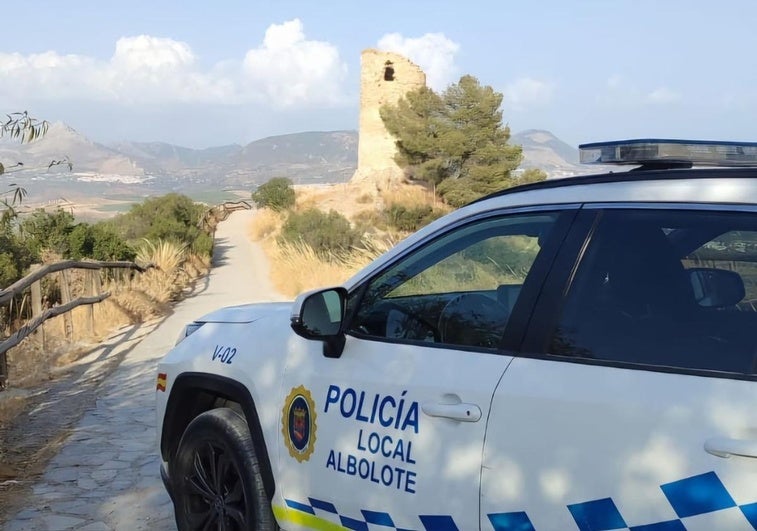 La Policía Local de Albolote interrumpe una fiesta ilegal en un cortijo y confisca navajas y drogas