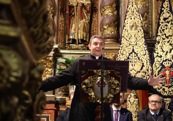 El sacerdote Javier Sabio cautiva a los realejeños.