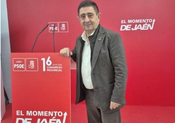 Paco Reyes posa para la entrevista en la sala de prensa de la sede provincial.