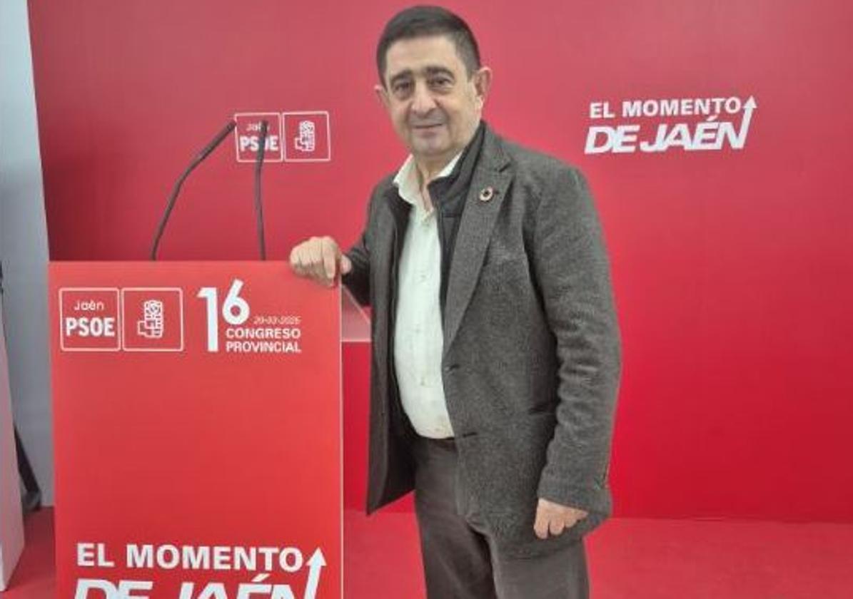 Paco Reyes posa para la entrevista en la sala de prensa de la sede provincial.