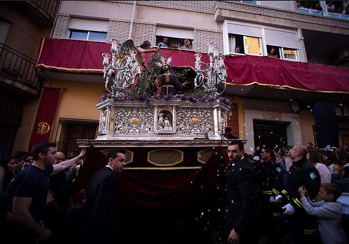 Salida del Señor de la Humildad de Motirl con la presencia de los bomberos.