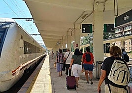 Viajeros en un andén en la capital jienense