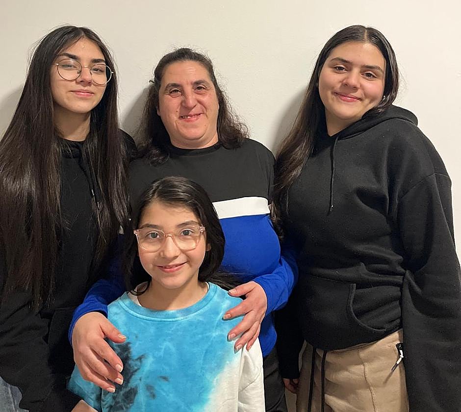 Ana María con sus hijas.