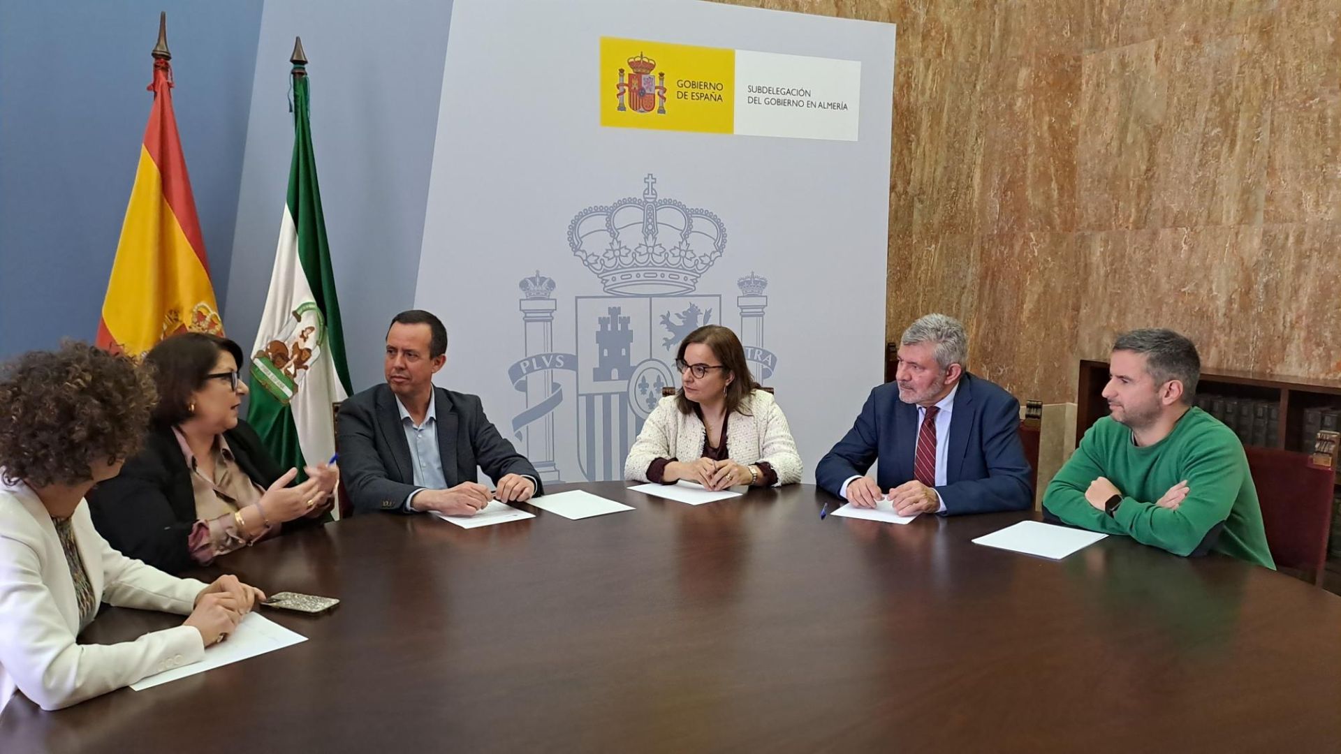 Momento de la reunión entre el subdelegado y representantes de la UAL.