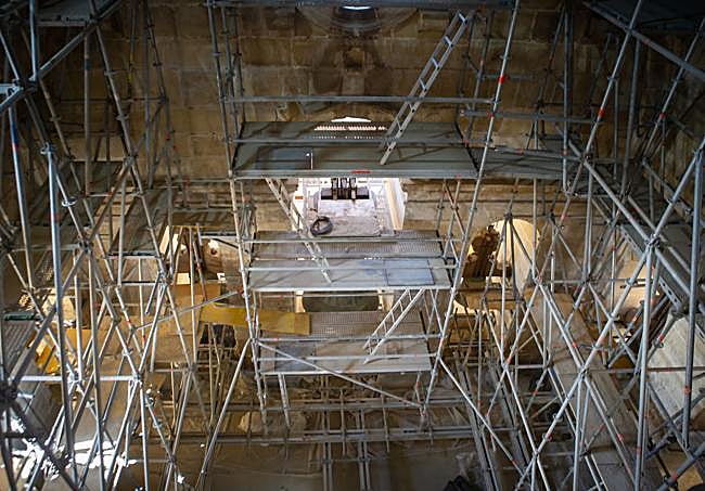 Estructura de andamios en el interior del campanario.