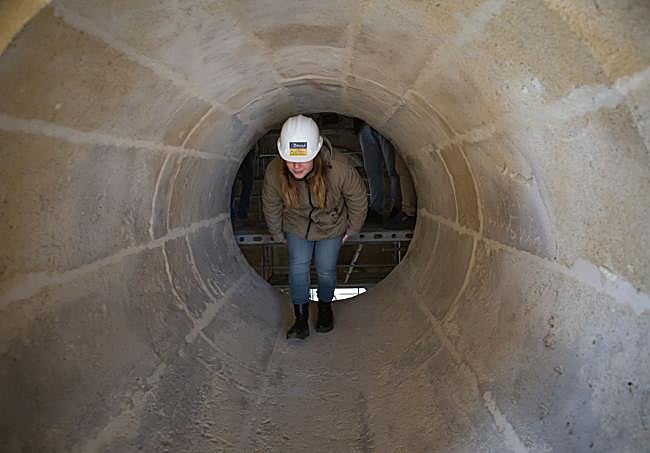 Saliendo del interior de la torre por uno de los óculos.