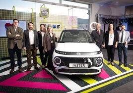 Responsables de Sport Automoción, con Miguel García Chinchilla entre ellos, junto al nuevo Inster