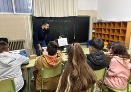Manuel Cortés impartiendo un taller de informática.