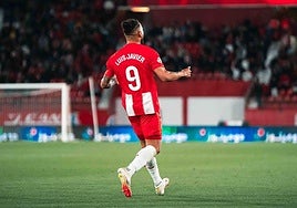 Luis Suárez celebra su gol de penalti al Levante.