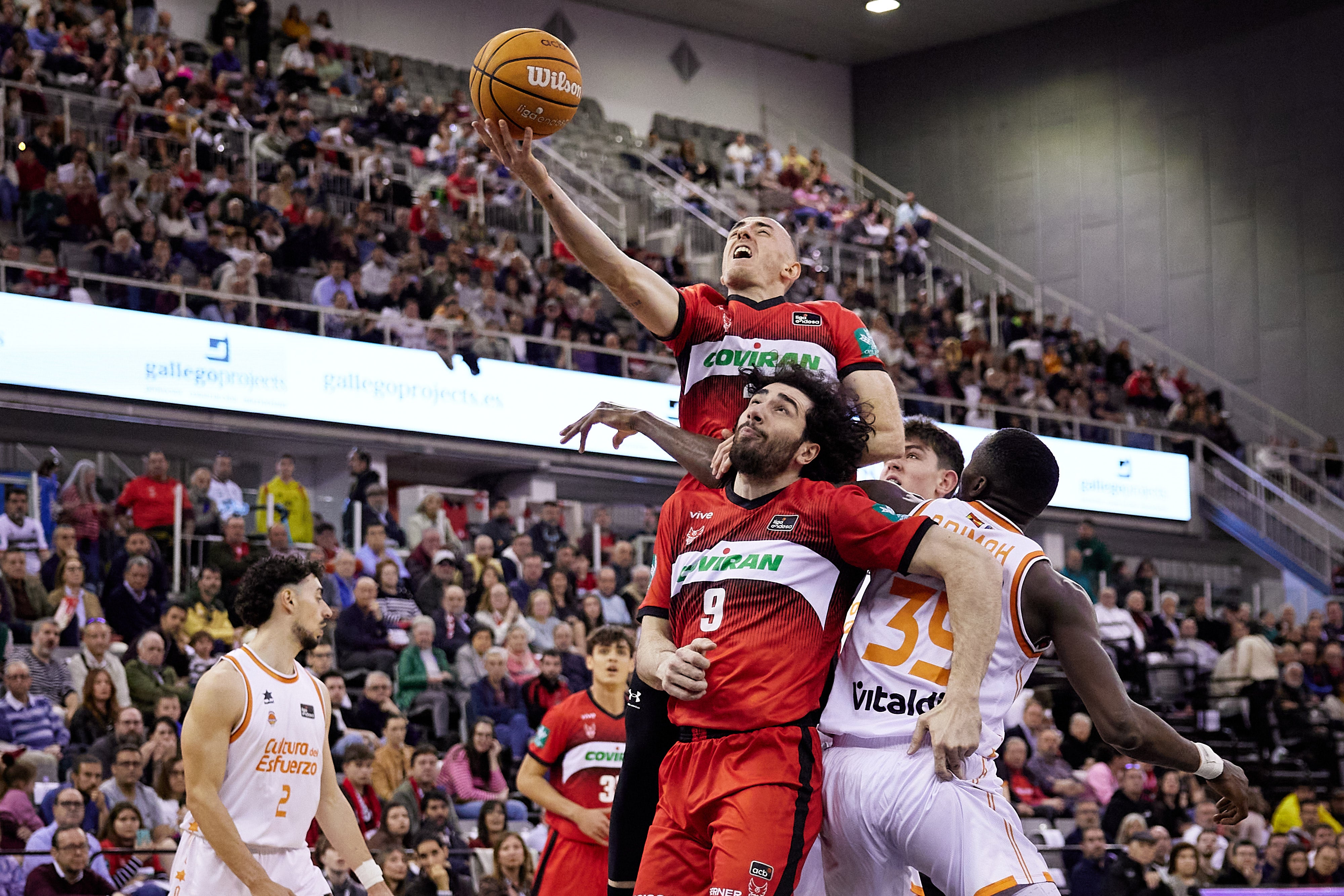 Acción en el duelo entre el Covirán y el Valencia en el Palacio, aquí Rousselle se apoya en Gio para intentar el enceste.