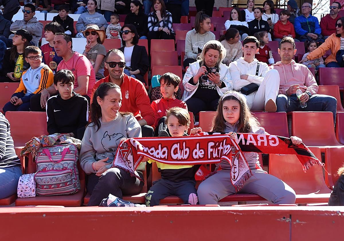 Imagen principal - Los más pequeños, protagonistas en las gradas. 
