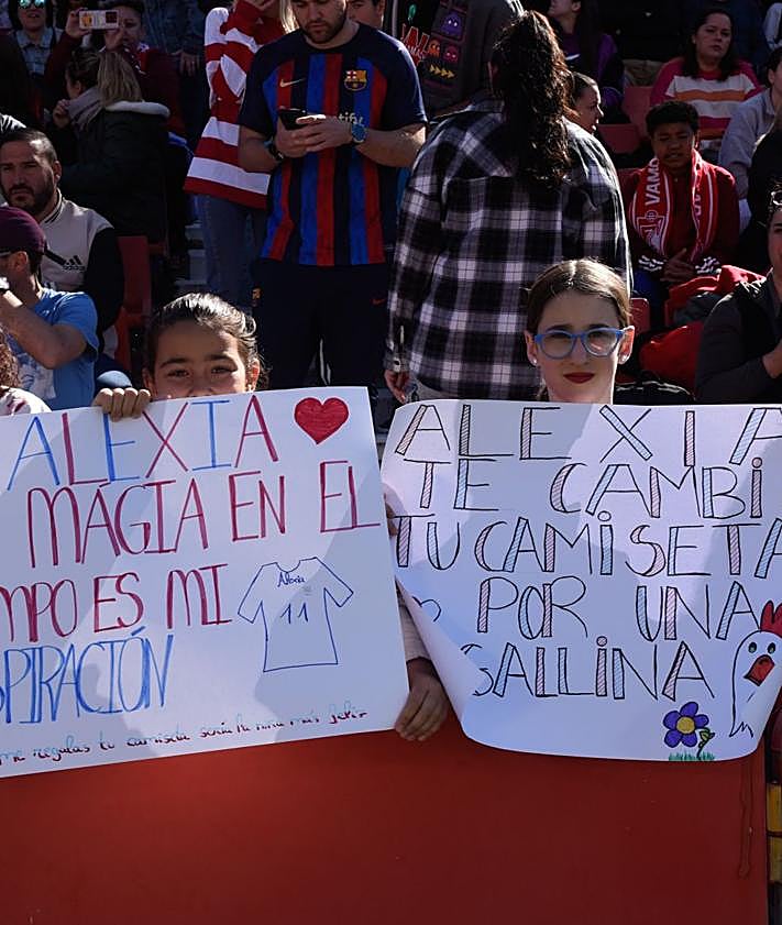 Imagen secundaria 2 - Los más pequeños, protagonistas en las gradas. 