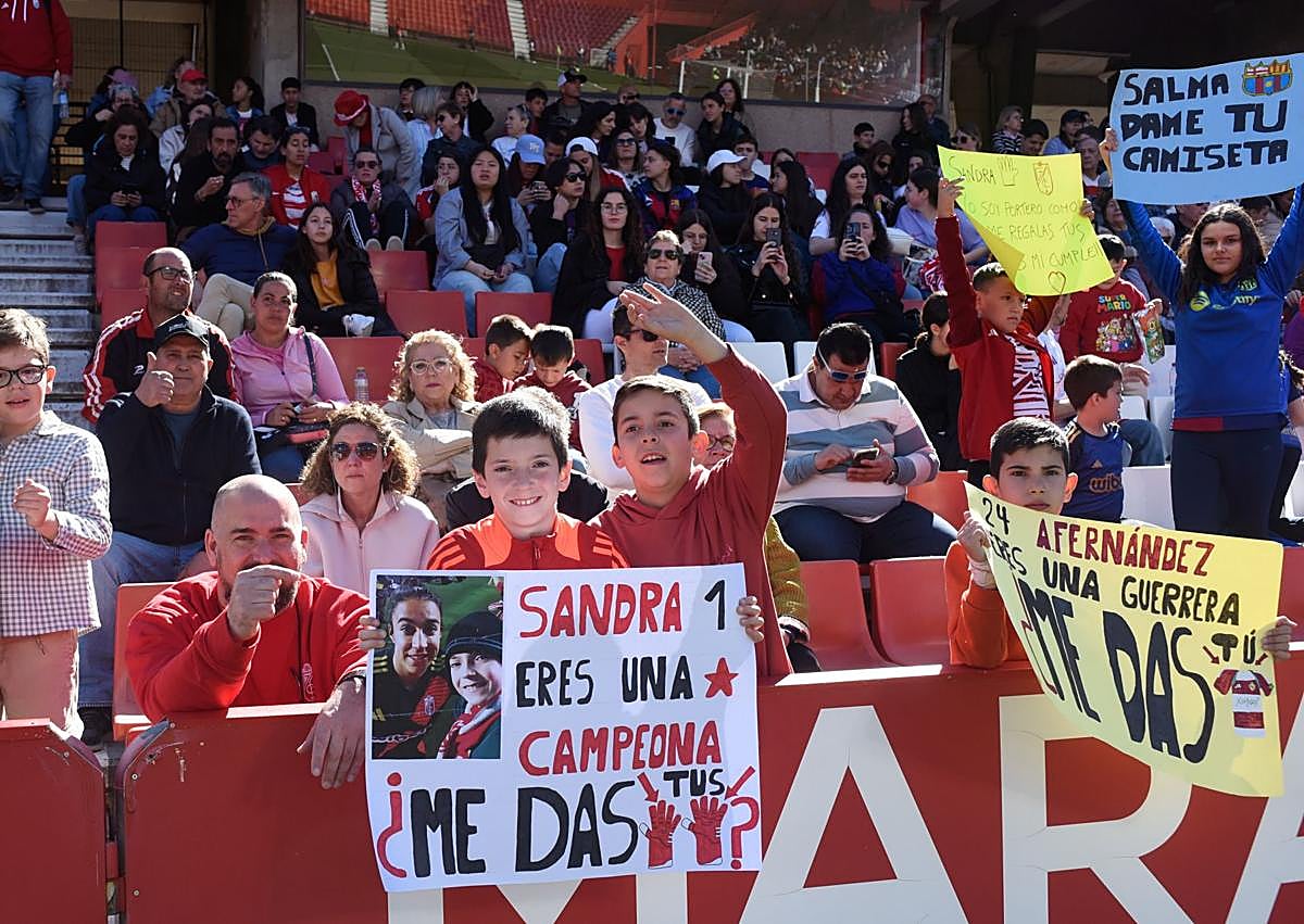 Imagen secundaria 1 - Los más pequeños, protagonistas en las gradas. 