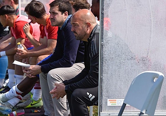 El entrenador del Recreativo Granada, Raúl Barroso, serio en su banquillo.