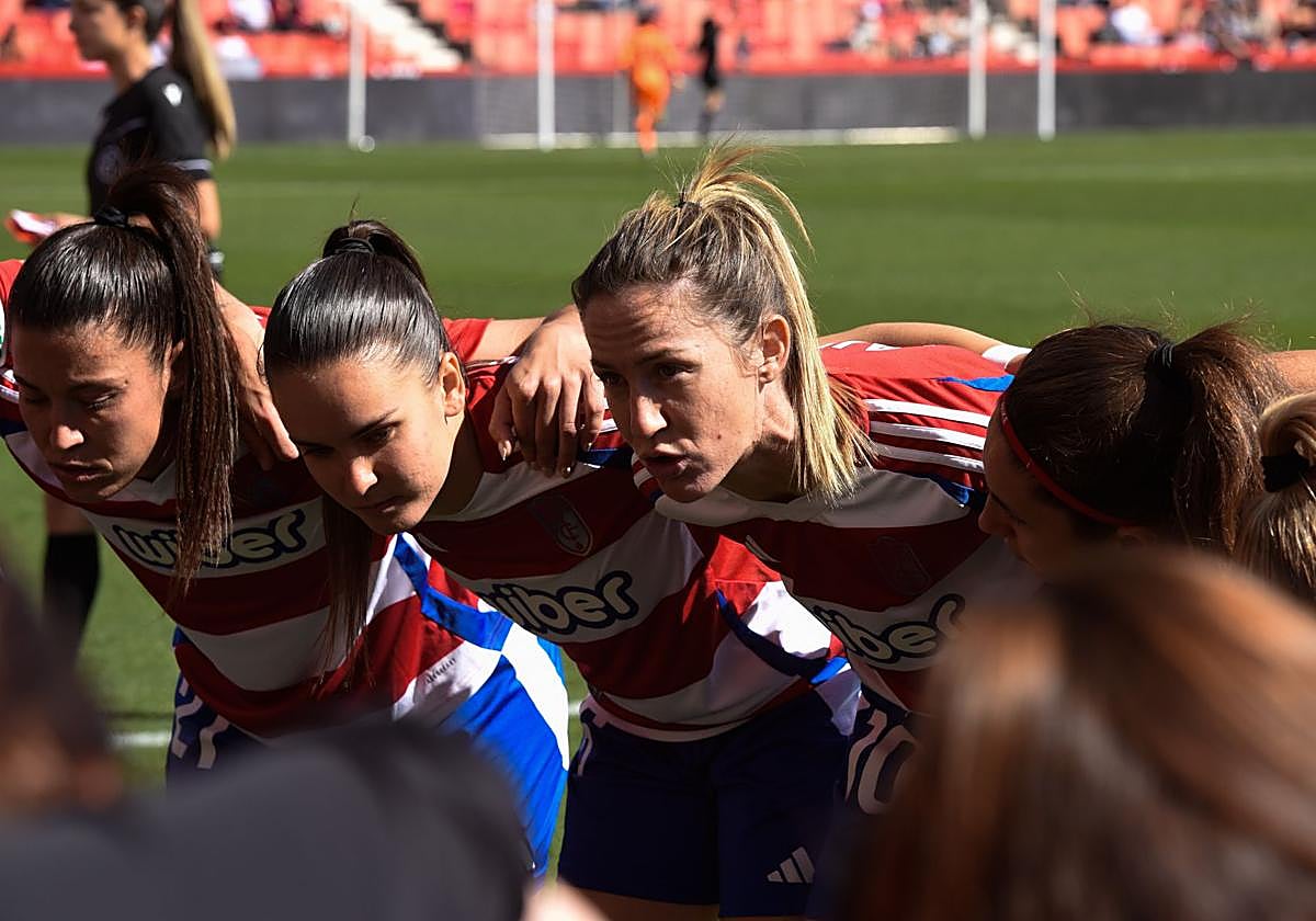 La capitana Lauri se dirige a sus compañeras.