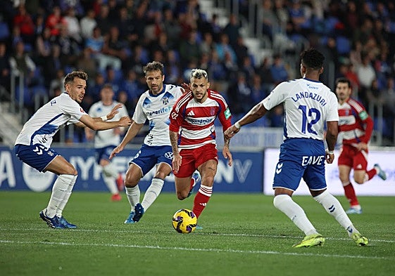 Stoichkov conduce un balón rodeado de rivales en Tenerife.