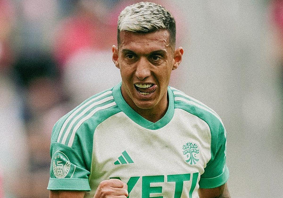 Myrto Uzuni celebra su primer gol con su nuevo club.