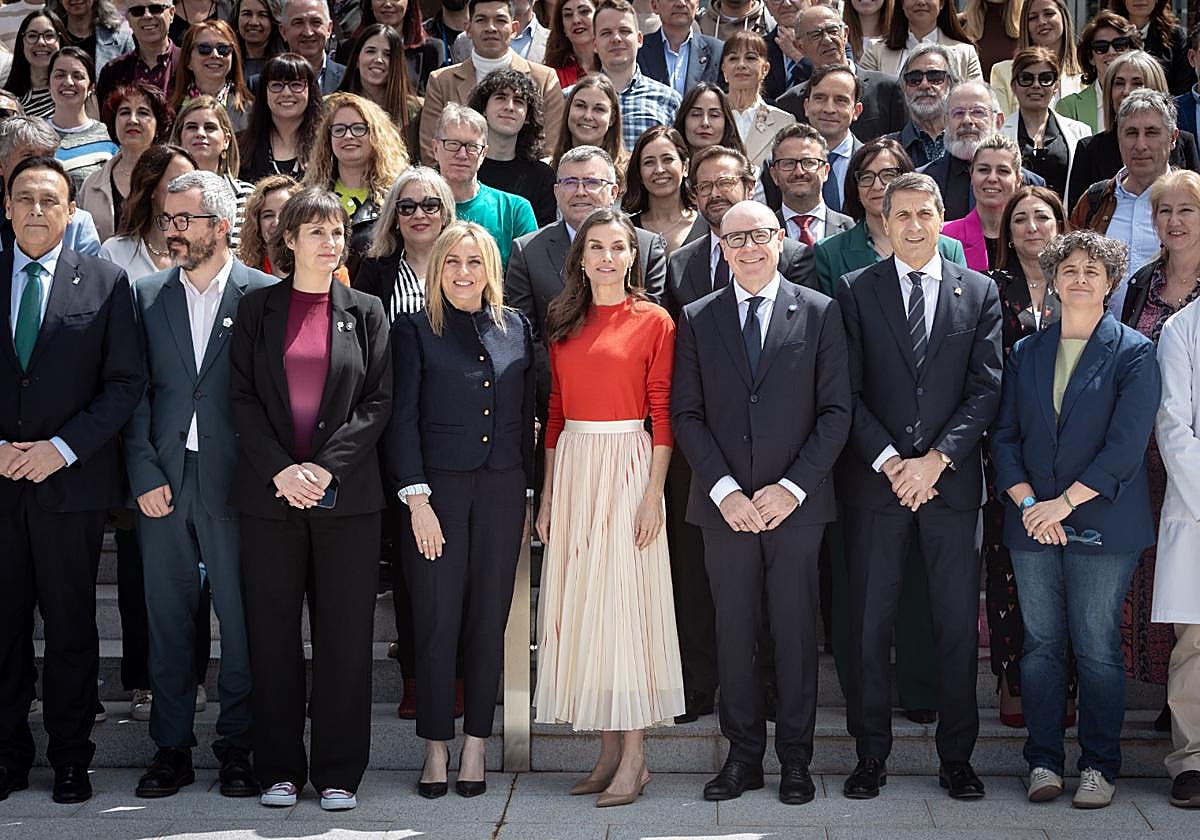La Reina Letizia, en Granada junto a la alcaldesa Marifrán Carazo, el delegado del Gobierno Pedro Fernández y el rector de la UGR Pedro Mercado en una foto de familia con directivos y miembros del Centro.