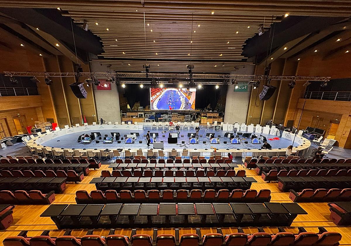 Impresionante mesa instalada en la sala García Lorca del Palacio de Congresos.
