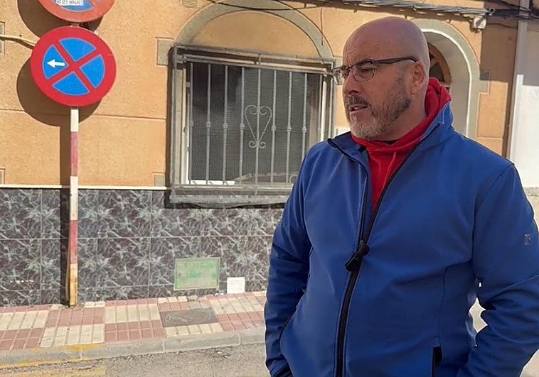 Antonio Cobos, frente a la casa de Huétor Tájar donde protagonizó el pasado sábado el rescate.