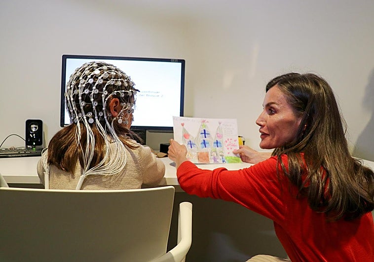 La Reina Letizia con la pequeña Carlota, ayer en su visita a Granada.