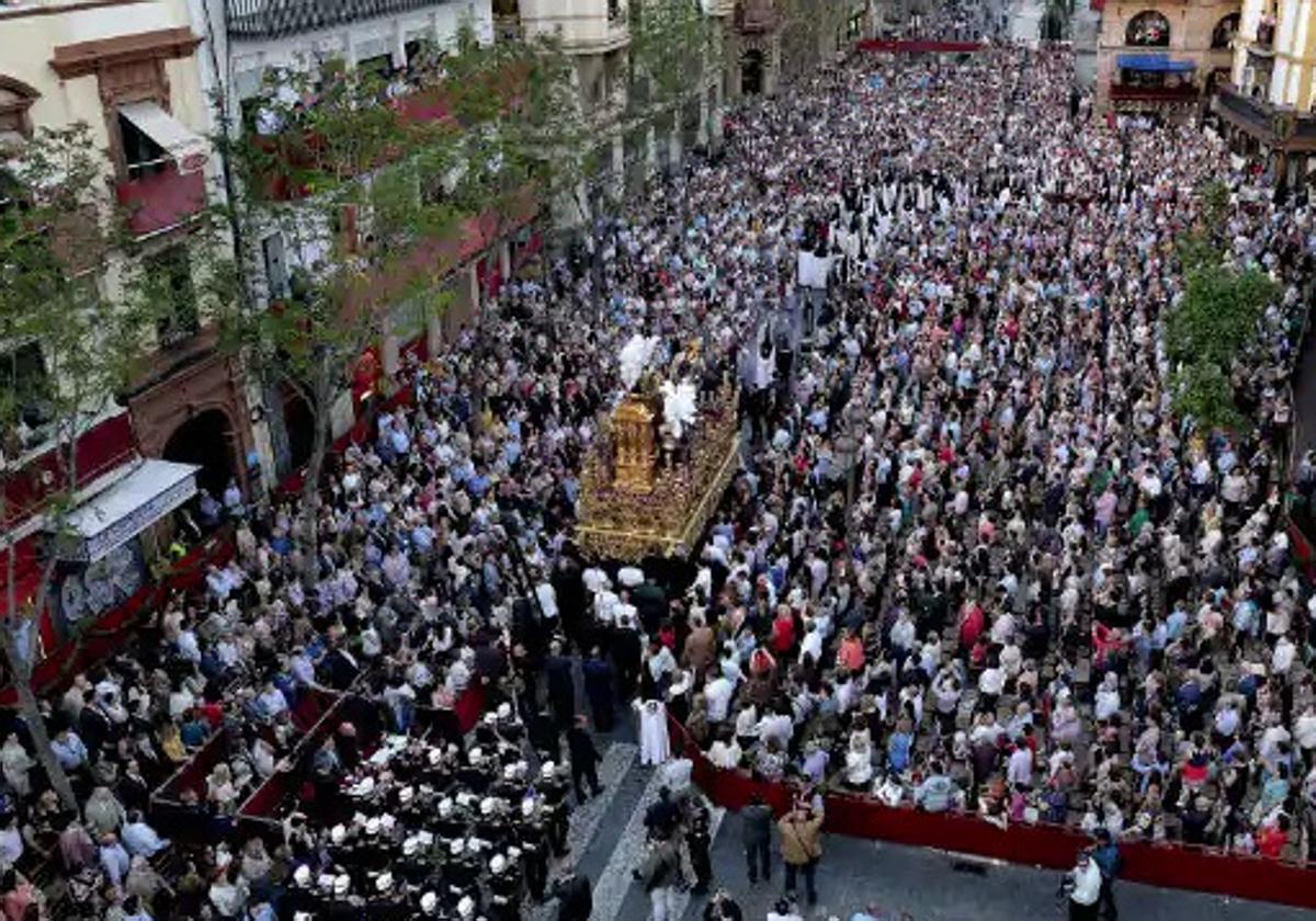 La tribuna de la Carrera de la Virgen está inspirada en la de Campana de Sevilla