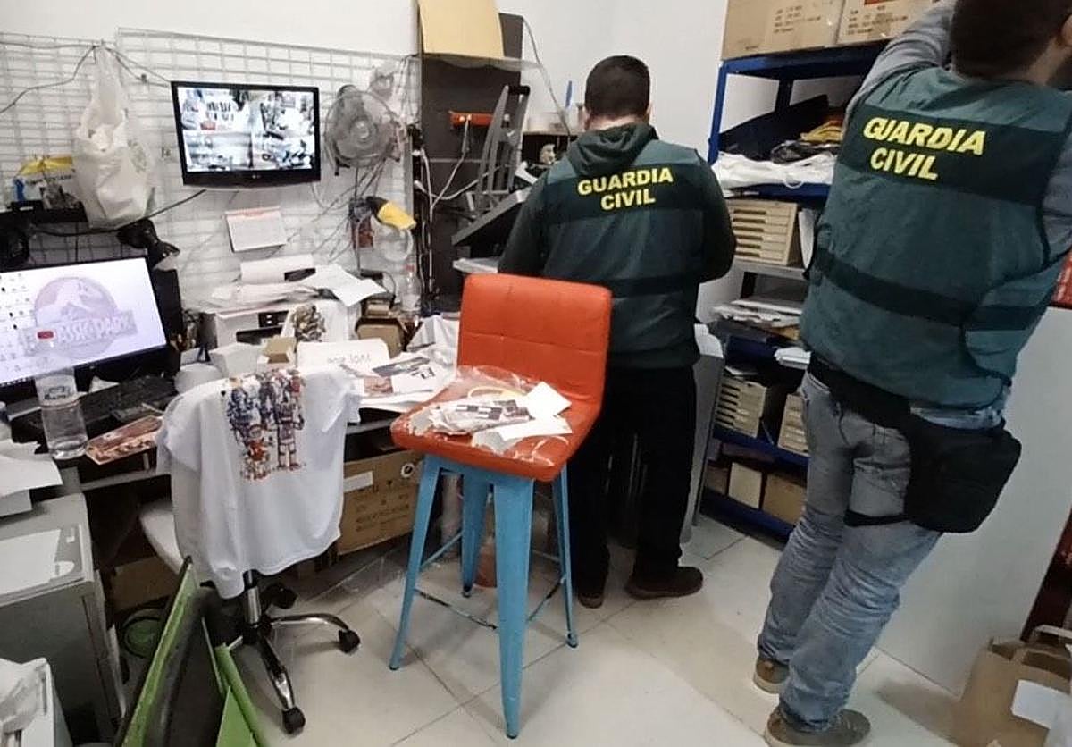 La Guardia Civil investiga a una mujer por vender más de 900 productos falsificados en Almuñécar