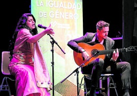 La artista Jihan, junto al guitarrista Marcos Palometas.