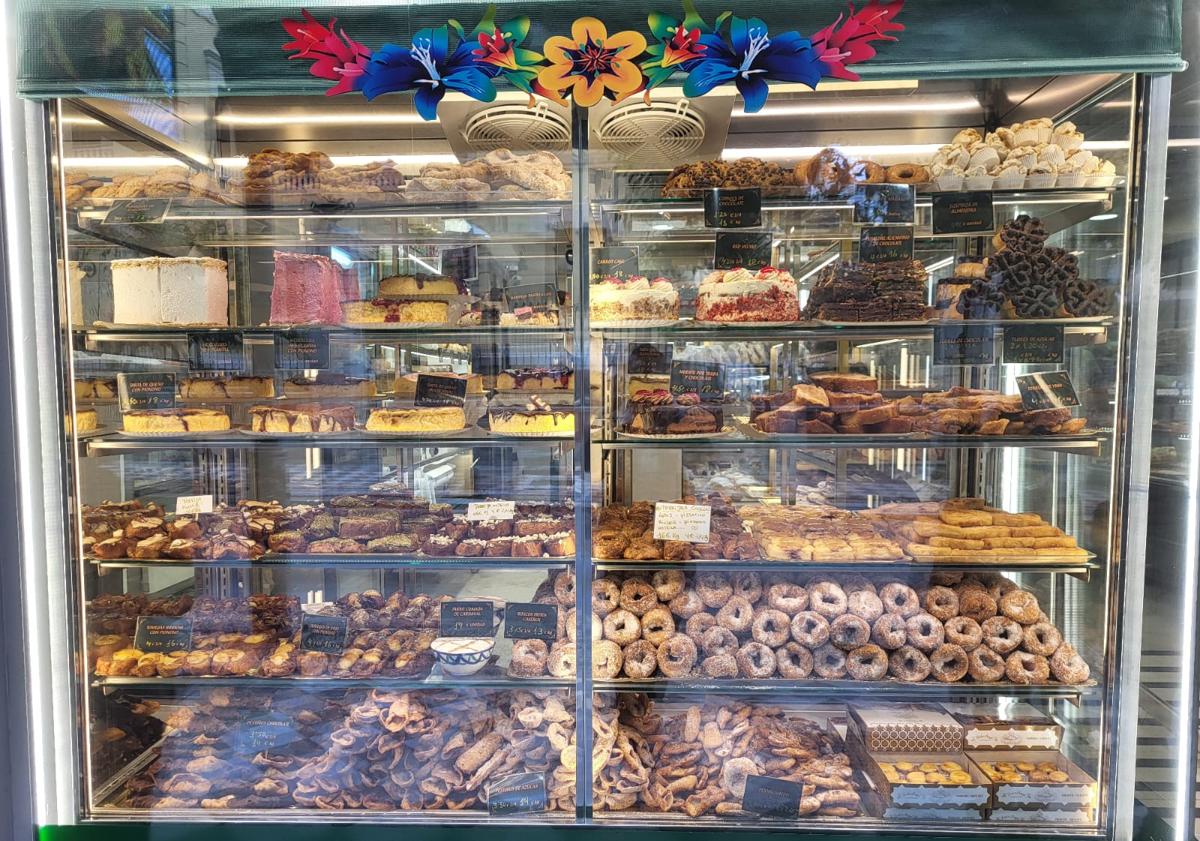 Imagen principal - La pastelería con las torrijas más innovadoras de Granada: «Queremos sorprender a los clientes»