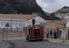 Bomberos a las puertas del colegio, durante la intervención.