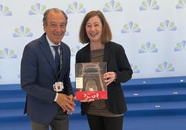 Paco Barranco, director del Palacio de Congreso, entrega un libro de la Alhambra a la presidenta del Congreso, Francina Armengol.