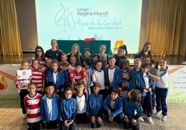 Los niños del Regina Mundi, con las futbolistas rojiblancas Andrea Gómez, Lauri Requena, Cristina Postigo y Marta Carrasco.