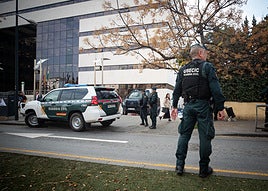 Agentes de la Guardia Civil, en los juzgados de La Caleta.