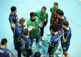 Los jugadores de Unicaja atienden a las indicaciones de su entrenador.
