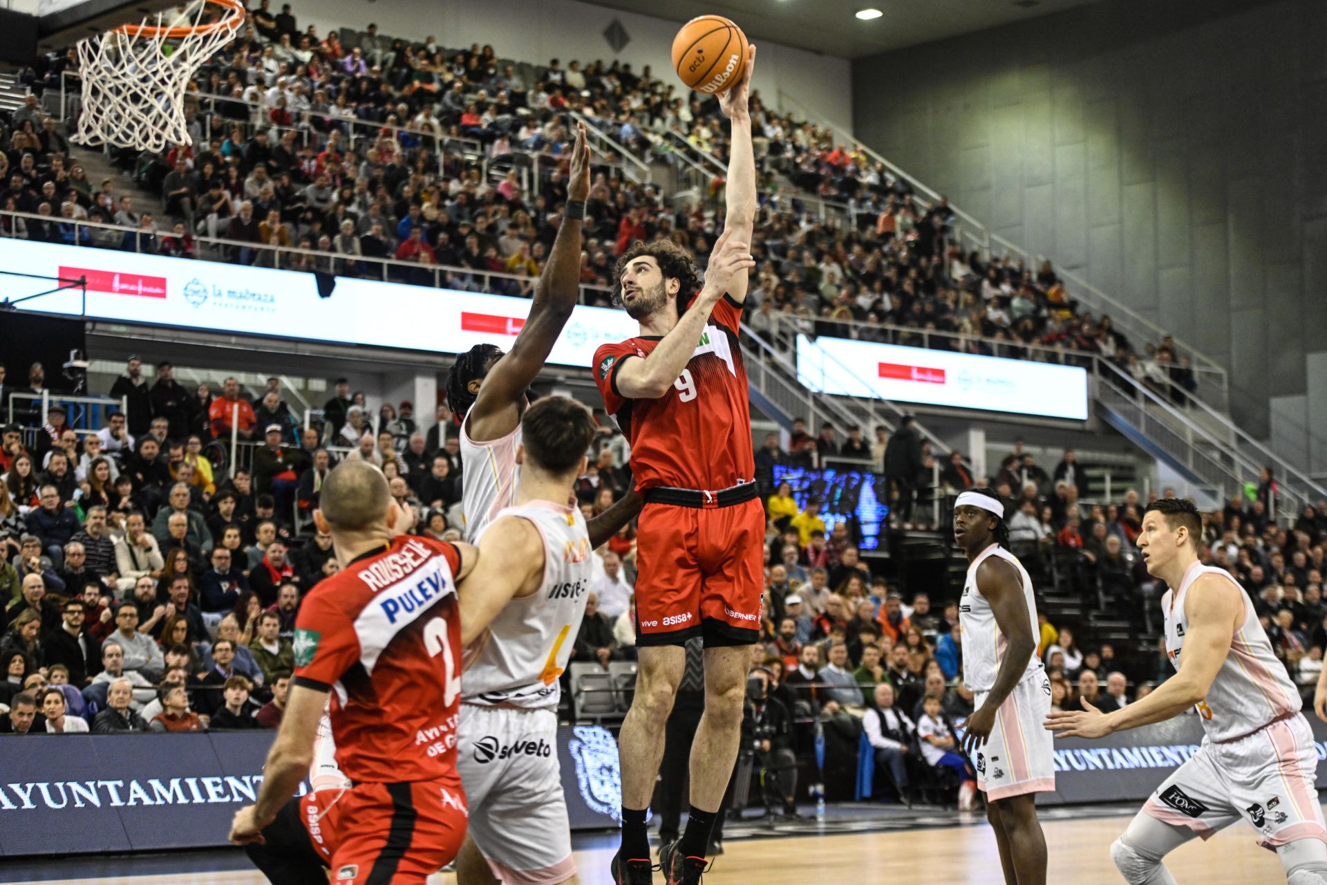 Gancho de Gio, el pívot austriaco tendrá una difícil papeleta en la zona ante La Laguna Tenerife.