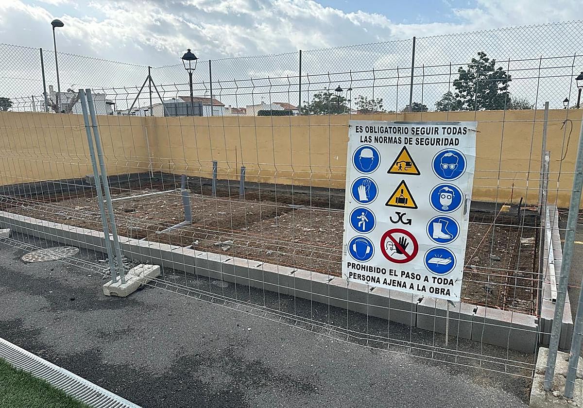 Obras en el campo de fútbol de Carchuna.